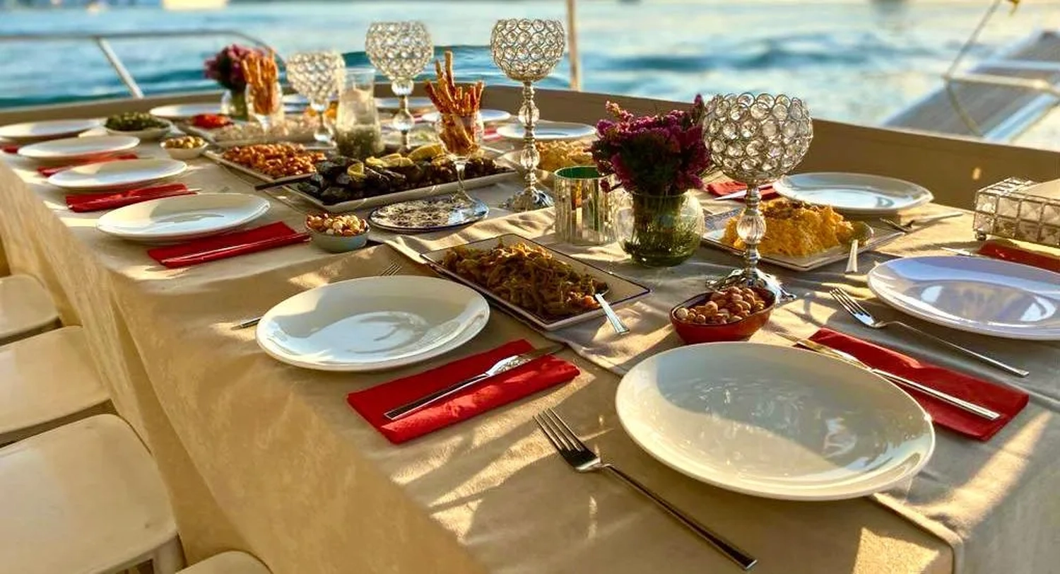 Luxury Yachts Istanbul - Yachttouren Vermittlung - Esstisch auf Yacht gedeckt