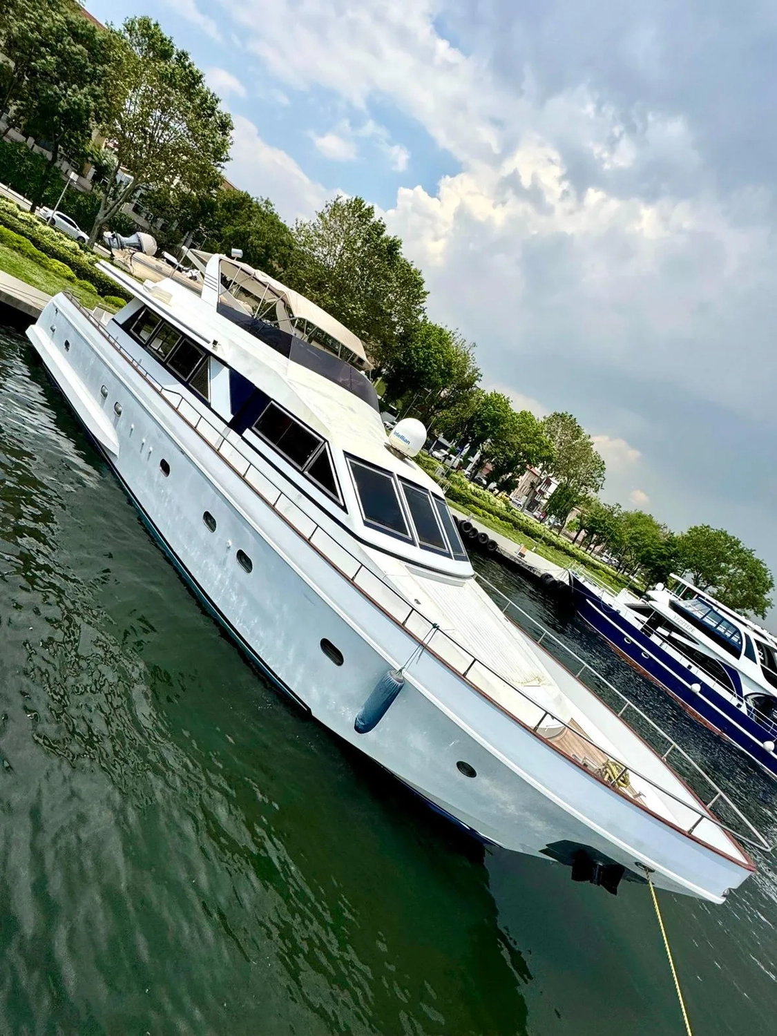 Luxury Yachts Istanbul - Yachttouren Vermittlung - Yacht im Meer