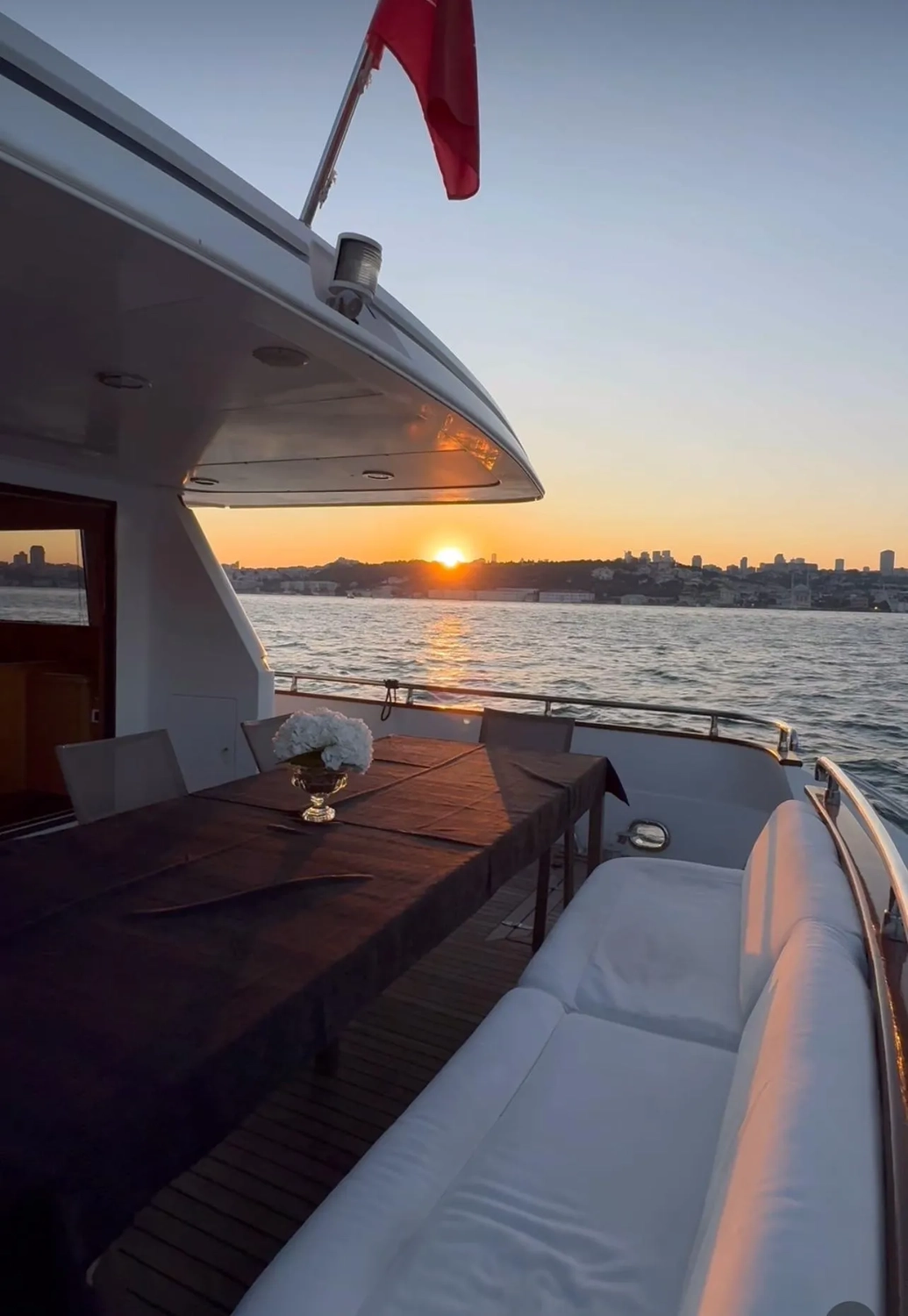 Luxury Yachts Istanbul - Yachttouren Vermittlung - Yacht, Blick auf den Sonnenuntergang