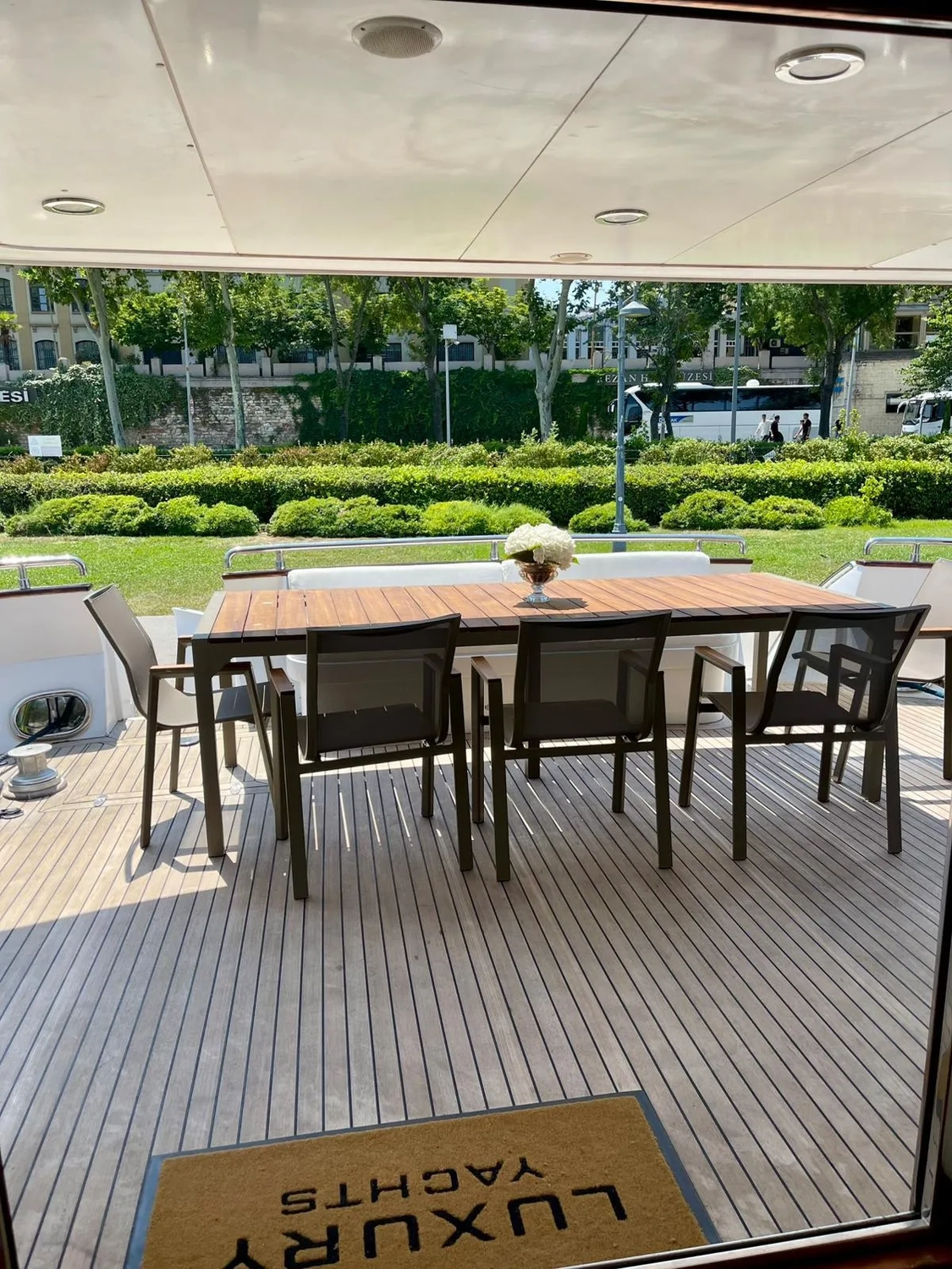 Luxury Yachts Istanbul - Yachttouren Vermittlung - Esstisch