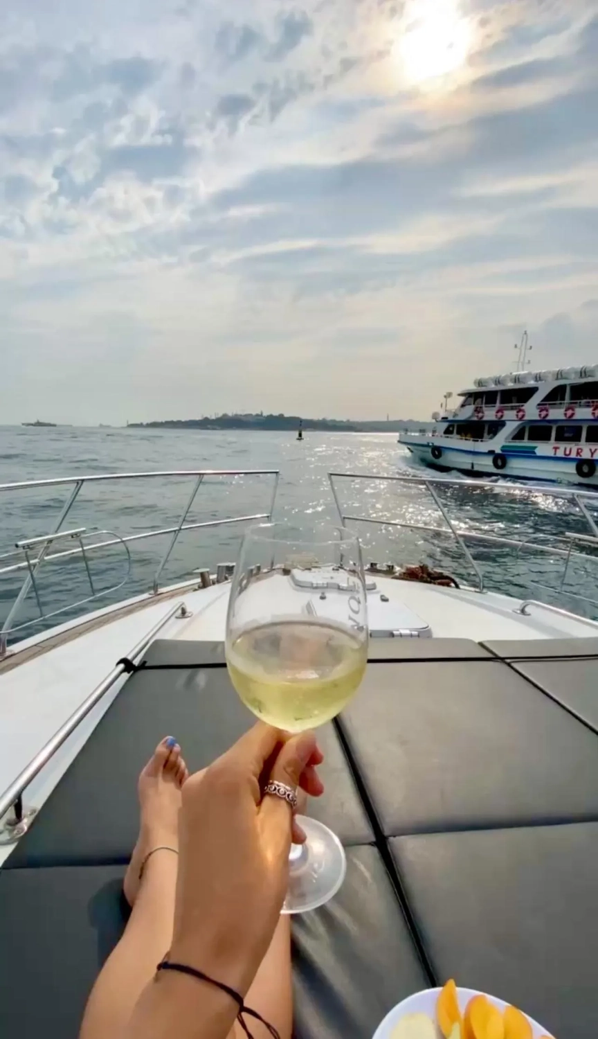 Luxury Yachts Istanbul - Yachttouren Vermittlung - Trinken auf der Yacht