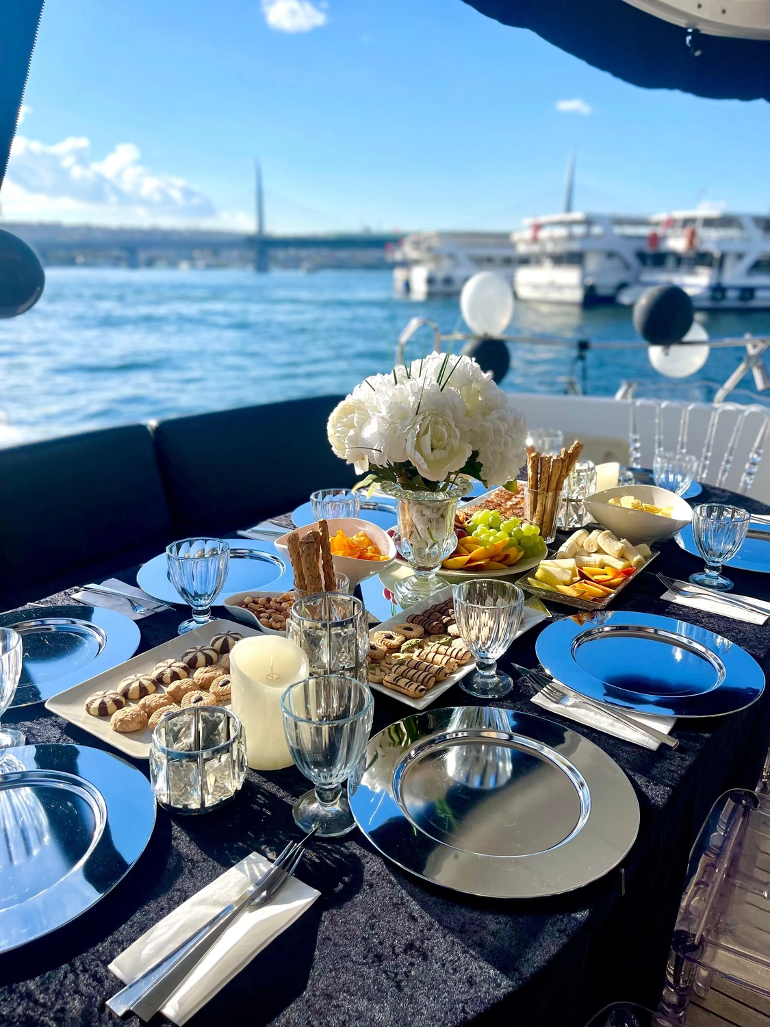 Luxury Yachts Istanbul - Yachttouren Vermittlung - Esstisch auf Yacht gedeckt