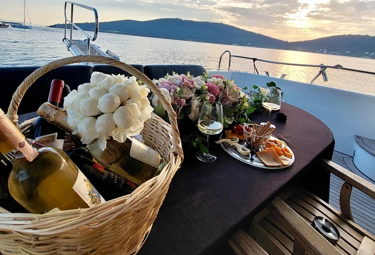 Luxury Yachts Istanbul - Yachttouren Vermittlung - Esstisch auf Yacht gedeckt