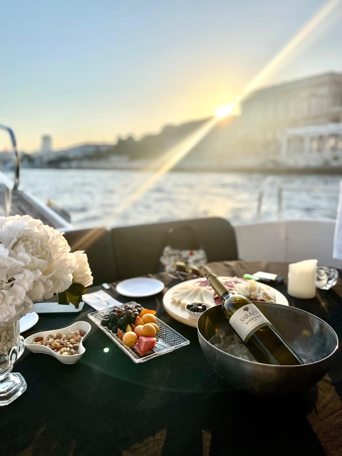 Luxury Yachts Istanbul - Yachttouren Vermittlung - Esstisch auf Yacht gedeckt