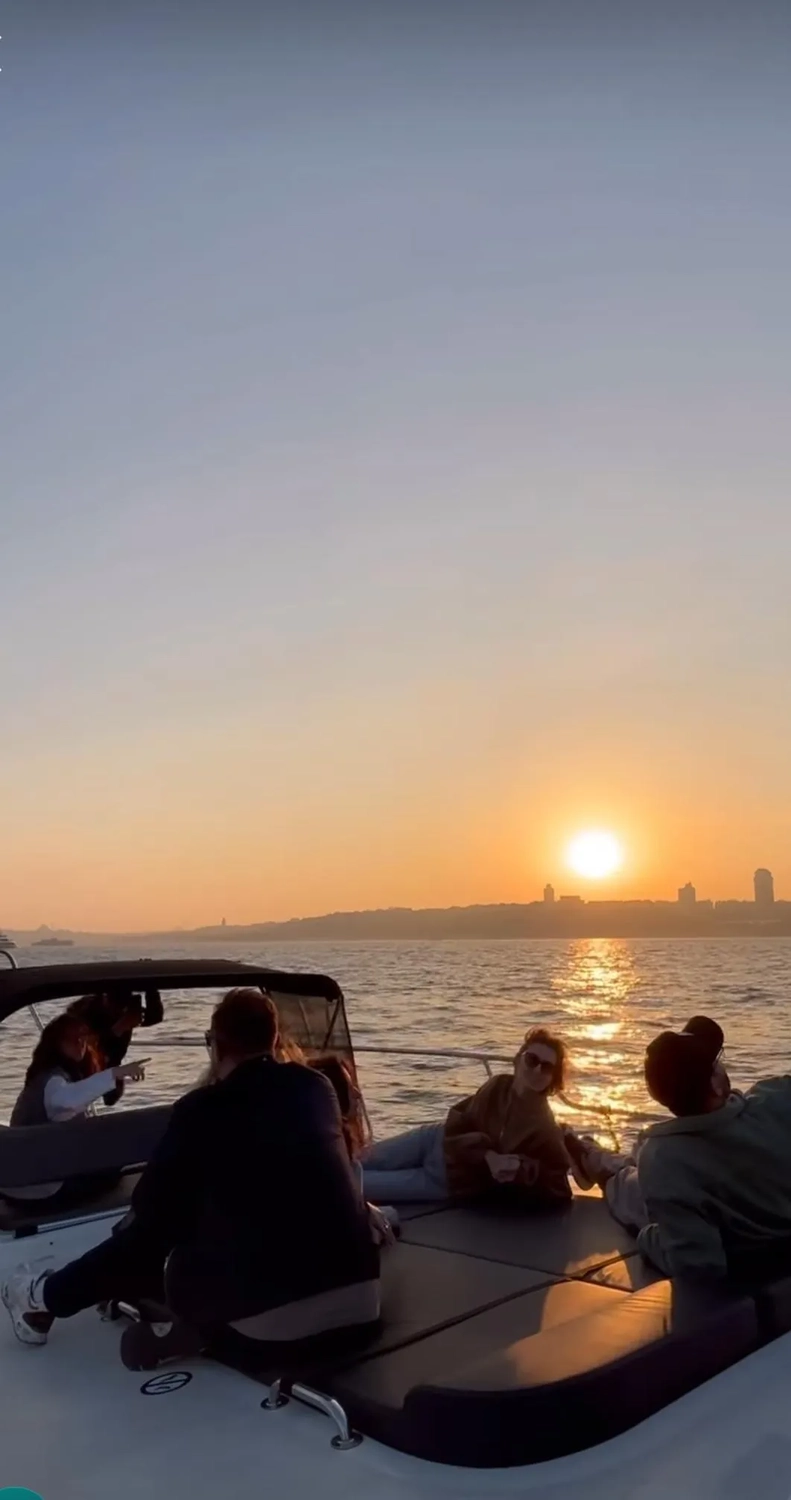 Luxury Yachts Istanbul - Yachttouren Vermittlung - Menschen auf der Yacht, Blick auf den Sonnenuntergang