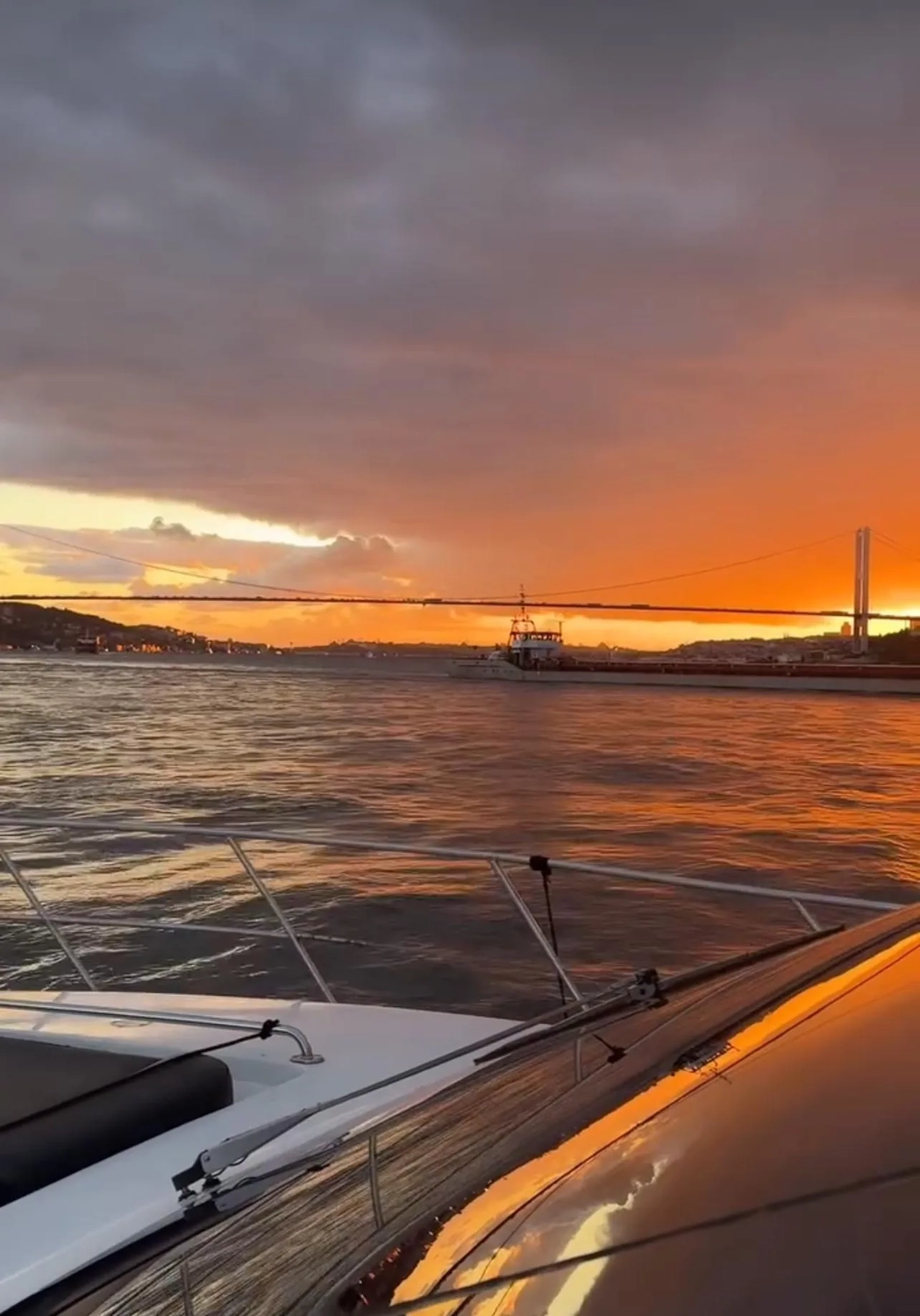 Luxury Yachts Istanbul - Yachttouren Vermittlung - Yacht ist Meer und schöner Himmel