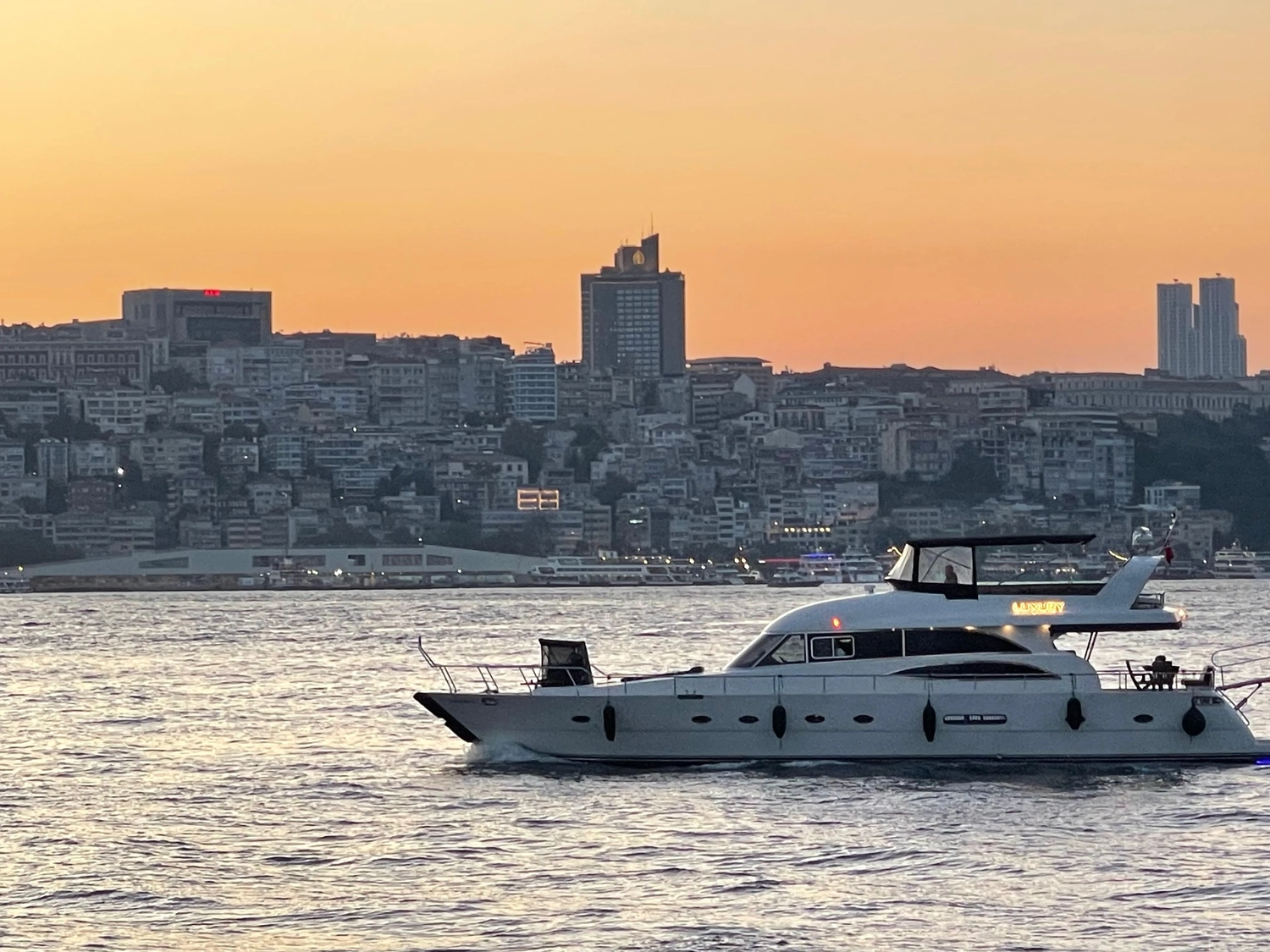 Luxury Yachts Istanbul - Yachttouren Vermittlung - Yacht im Meer