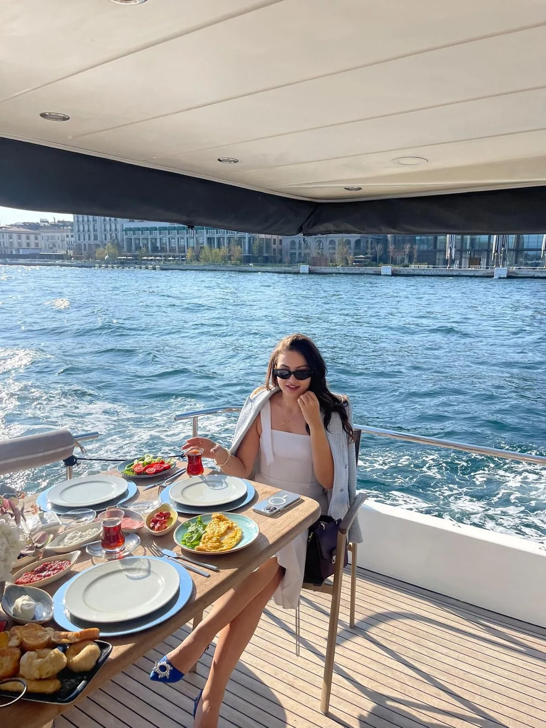 Luxury Yachts Istanbul - Yachttouren Vermittlung - Frau speist auf Yacht
