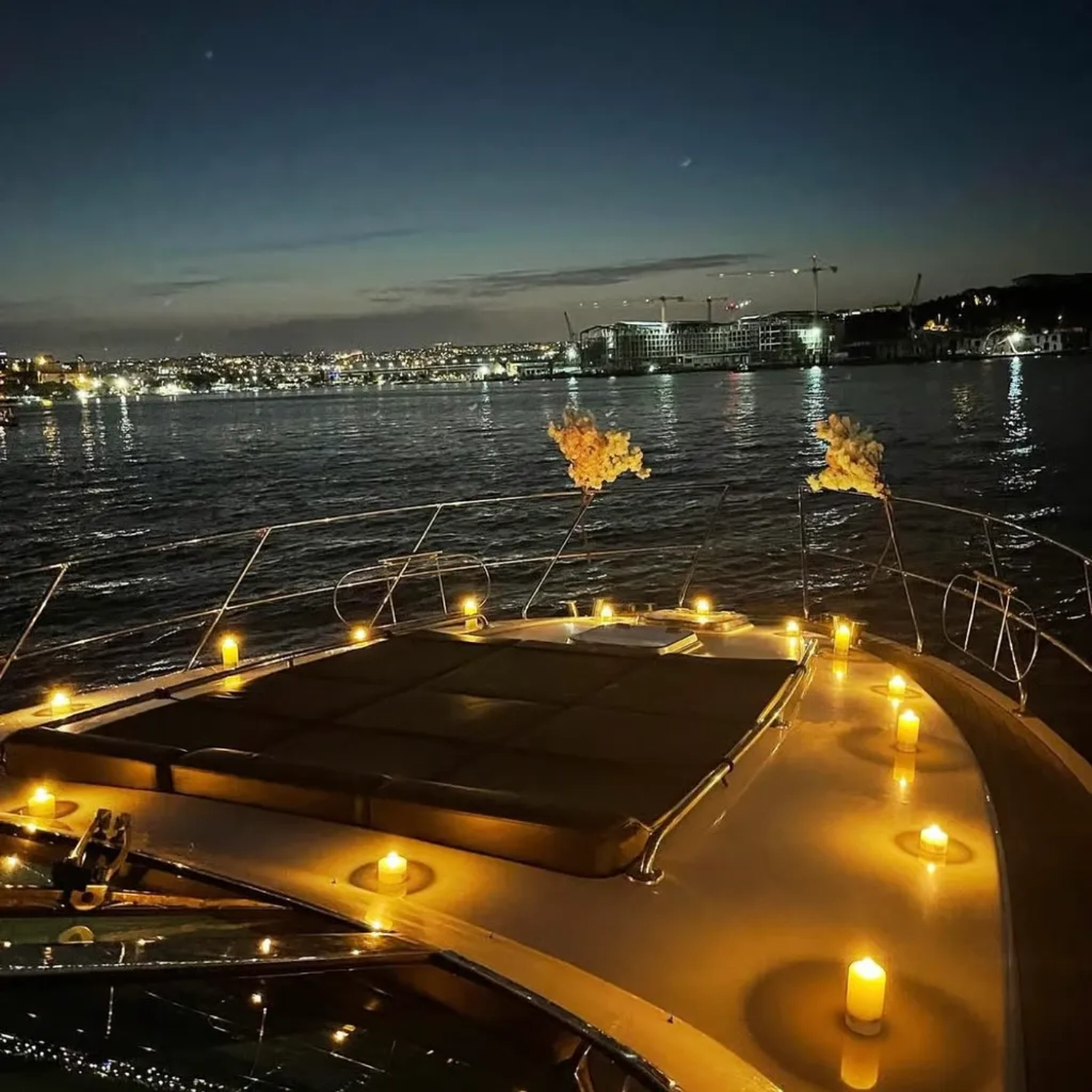 Luxury Yachts Istanbul - Yachttouren Vermittlung - Nachtjacht im Meer