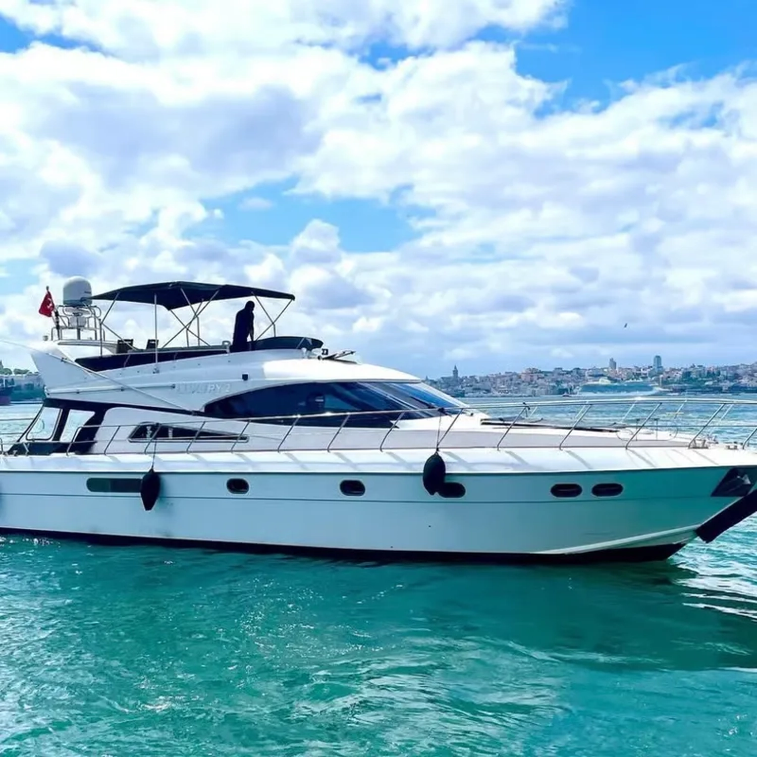 Luxury Yachts Istanbul - Yachttouren Vermittlung - Yacht im Meer