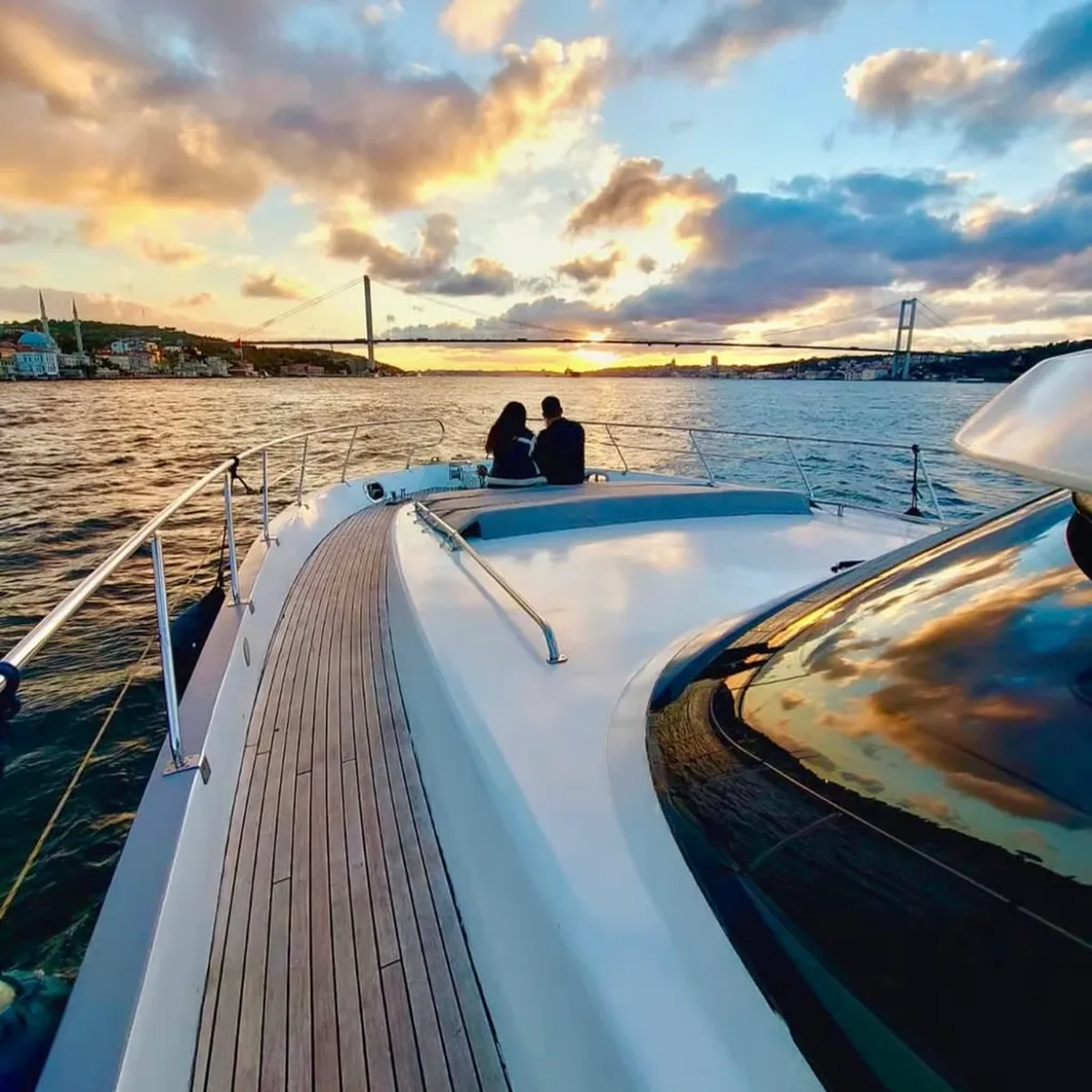 Luxury Yachts Istanbul - Yachttouren Vermittlung - Yacht ist Meer und schöner Himmel