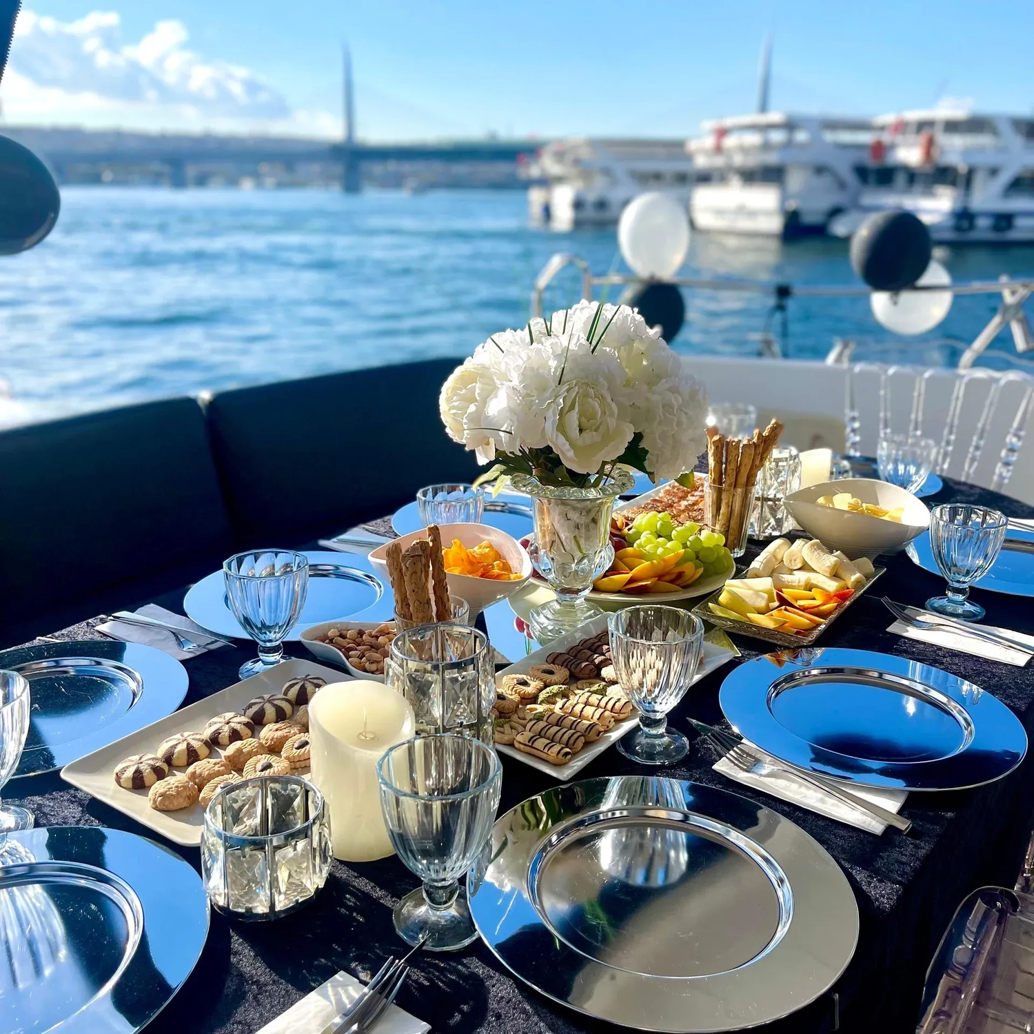 Luxury Yachts Istanbul - Yachttouren Vermittlung - Esstisch auf einer Yacht