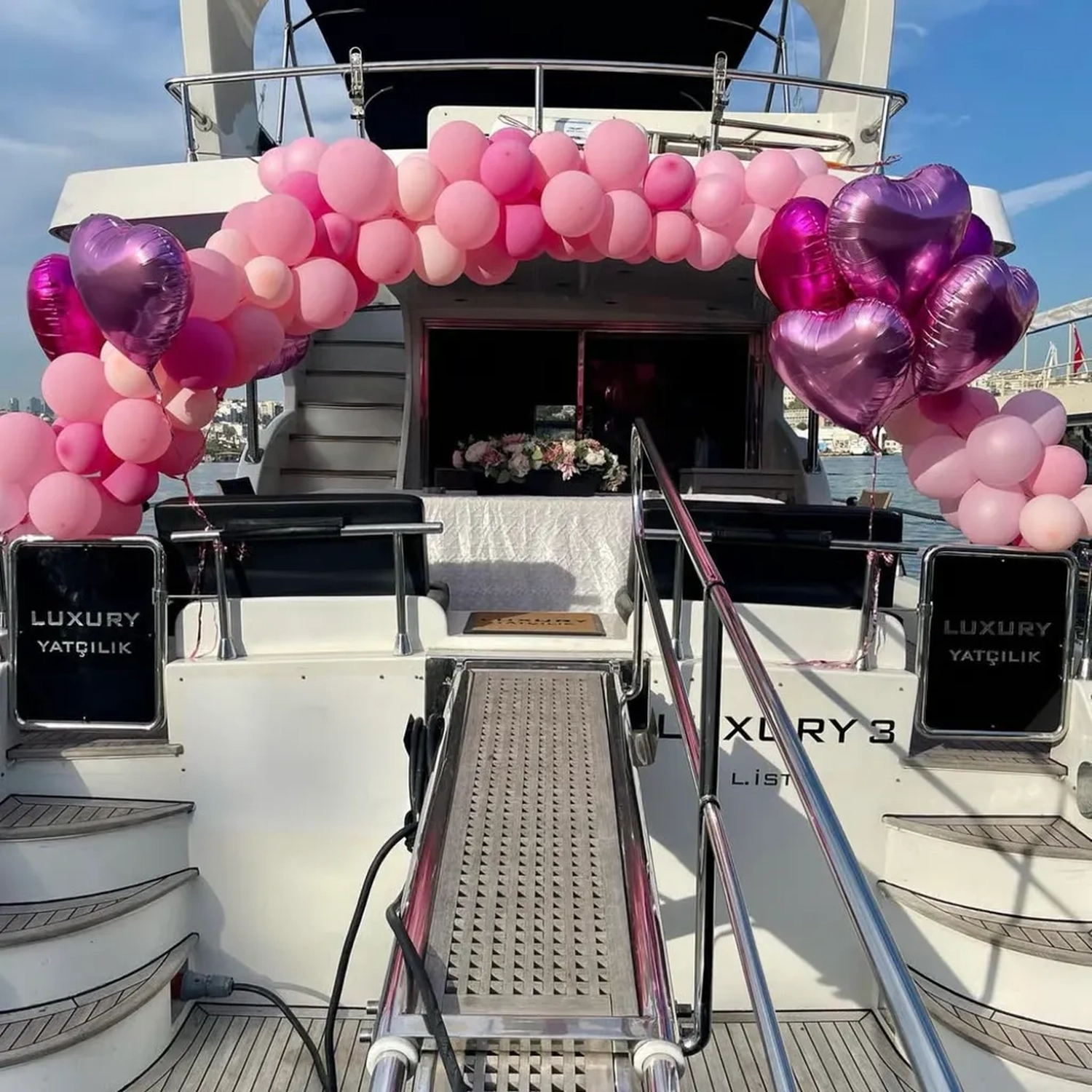 Luxury Yachts Istanbul - Yachttouren Vermittlung - Geburtstagsballons auf einer Yacht