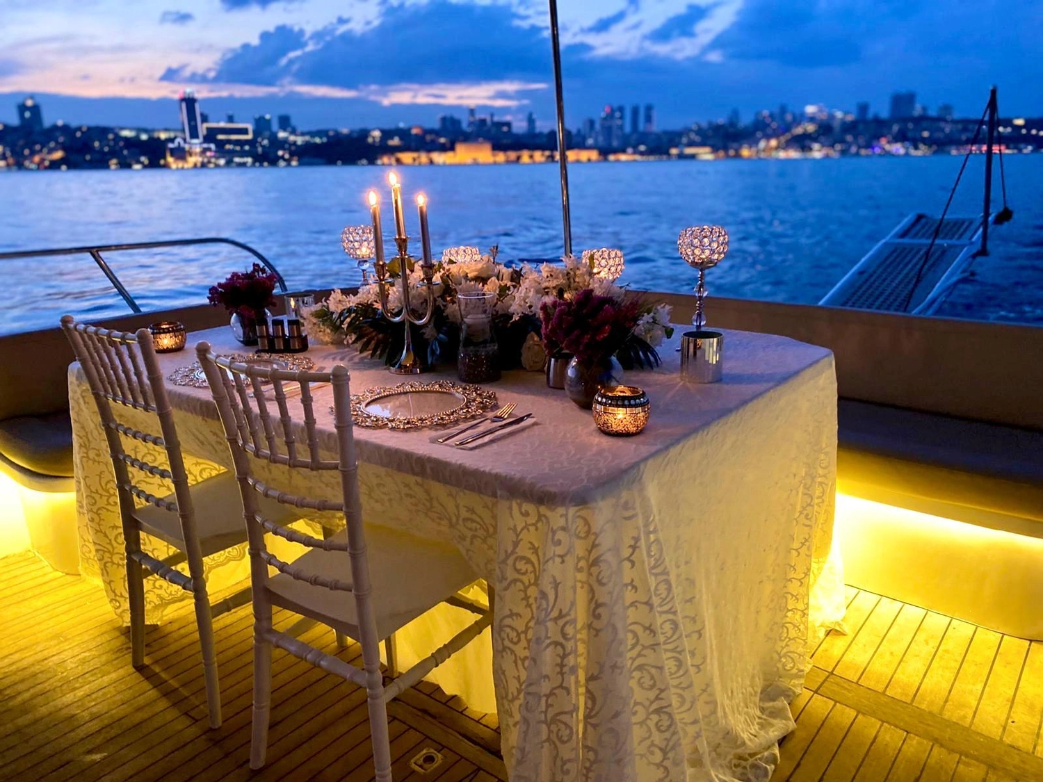 Luxury Yachts Istanbul - Yachttouren Vermittlung - glückliche Menschen auf der Yacht