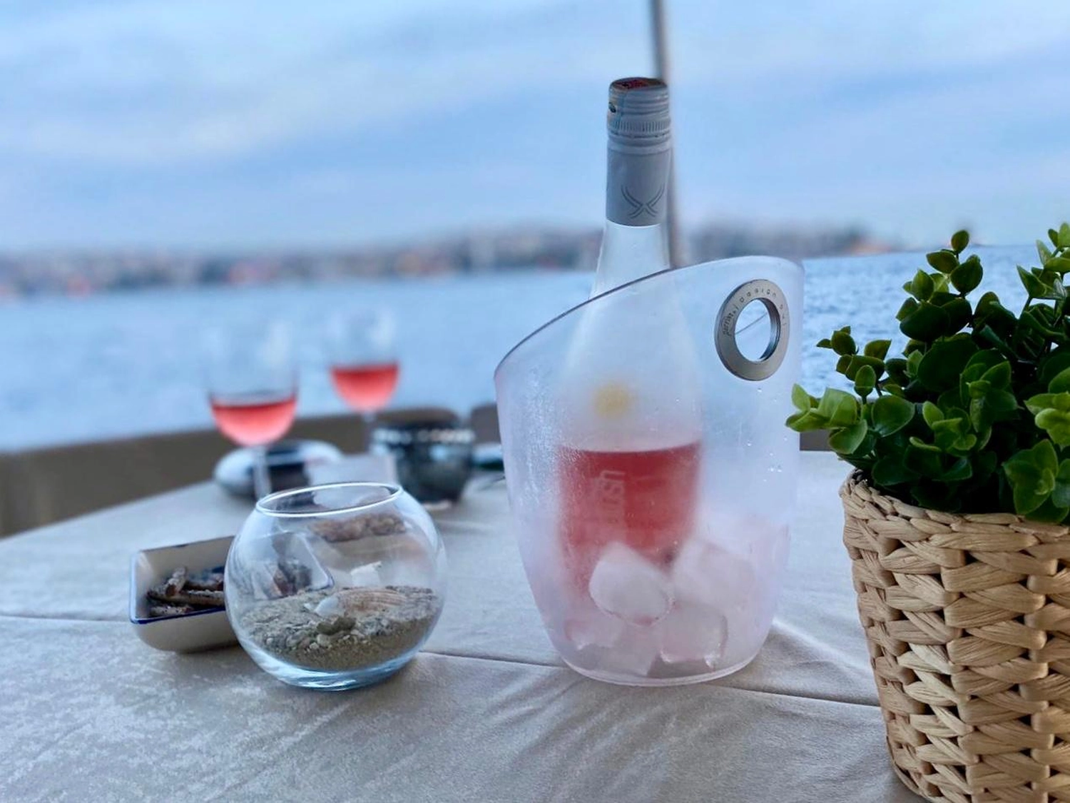 Yachttour Istanbul  Yacht Istanbul  Tour Istanbul  Geburtstag Istanbul Heiratsantrag Istanbul  Firmenevent Istanbul Eventplanung Istanbul yacht mieten istanbul yacht mieten istanbul private yacht istanbul heiratsantrag istanbul yacht bosporus yacht tour yacht istanbul preis