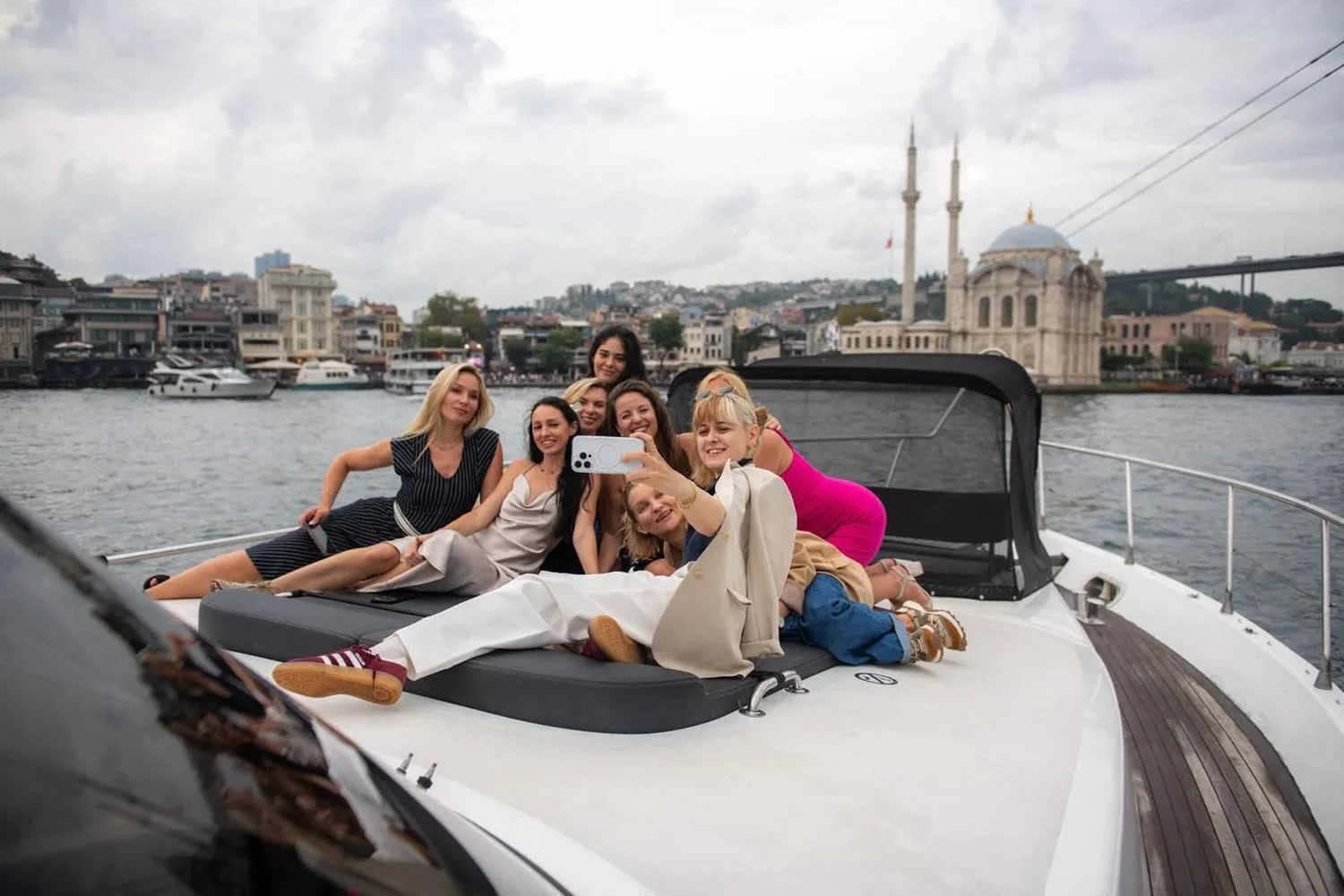 Yachttour Istanbul  Yacht Istanbul  Tour Istanbul  Geburtstag Istanbul Heiratsantrag Istanbul  Firmenevent Istanbul Eventplanung Istanbul yacht mieten istanbul yacht mieten istanbul private yacht istanbul heiratsantrag istanbul yacht bosporus yacht tour yacht istanbul preis
