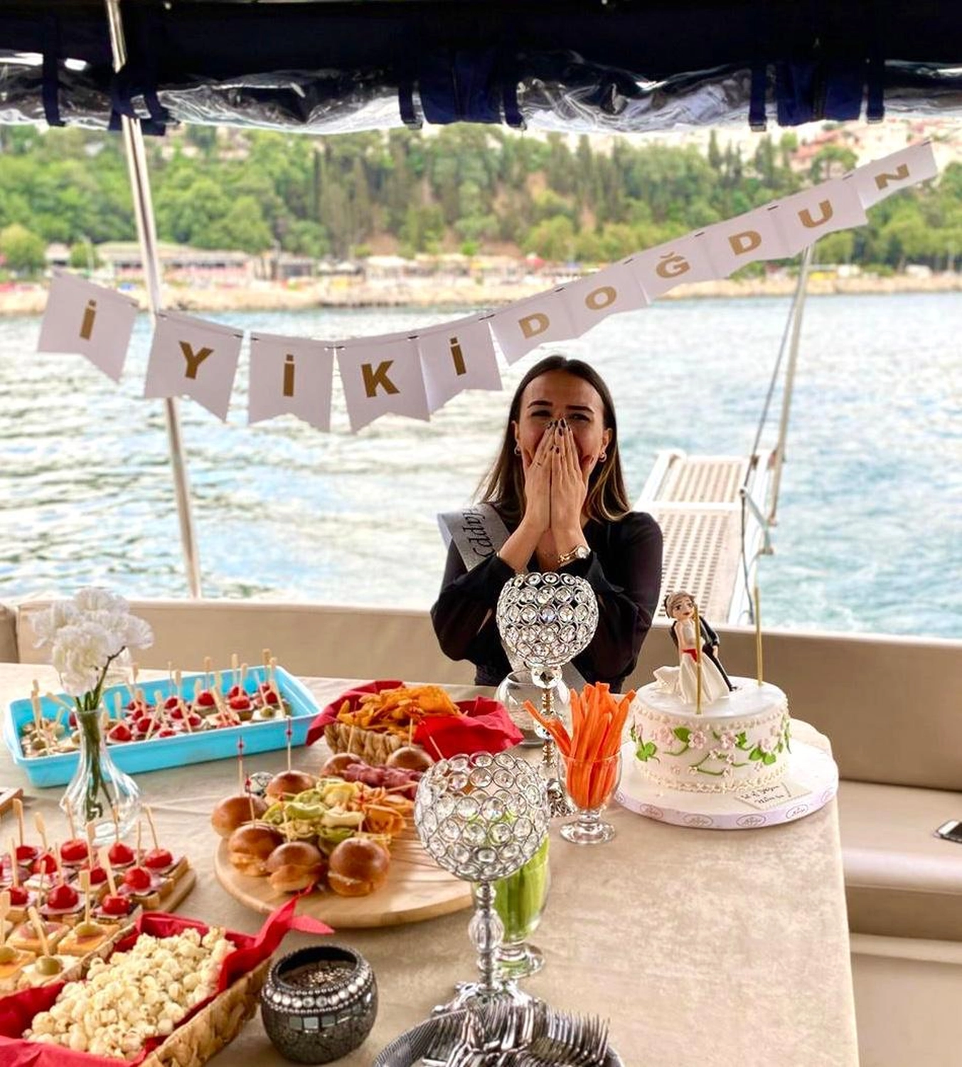 Yachttour Istanbul  Yacht Istanbul  Tour Istanbul  Geburtstag Istanbul Heiratsantrag Istanbul  Firmenevent Istanbul Eventplanung Istanbul yacht mieten istanbul yacht mieten istanbul private yacht istanbul heiratsantrag istanbul yacht bosporus yacht tour yacht istanbul preis